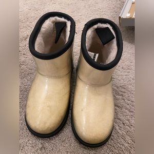 Used Kids Waterproof Uggs, NO BOX. Size 12.Good condition